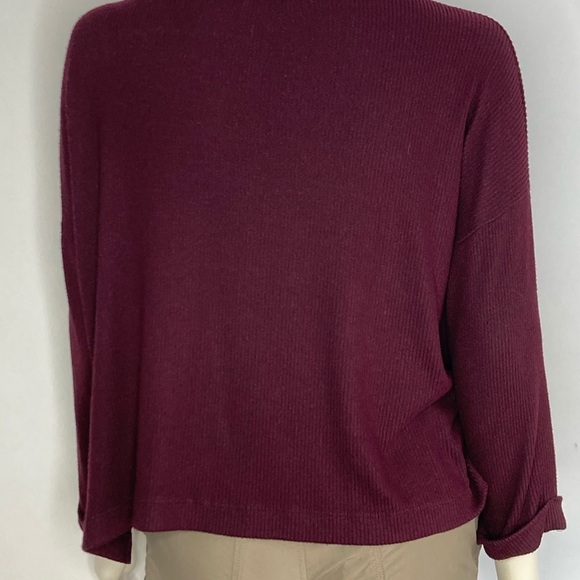 Lush Ribbed Sweater with front pocket - Picture 6 of 7